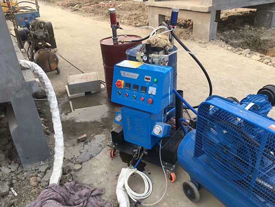 Q2600聚氨酯噴涂機(jī)移動(dòng)房噴涂施工