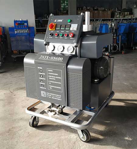 噴聚脲的施工隊(duì)選用H5600聚脲噴涂機(jī)